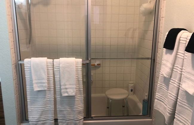 Home In The Pines Near Downtown w Hottub - Foto 23