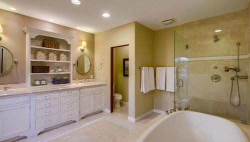 Mediterranean Beauty with Rooftop Deck and Views - Foto 4