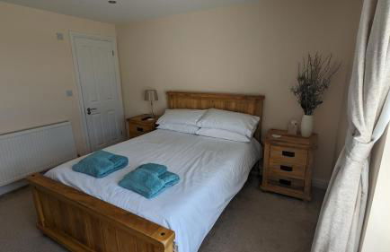 Cheltenham large house with gym, bar & hot tub - Photo 15