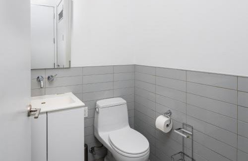 Chic 1BD with Rooftop W/D in Unit Downtown - Foto 4