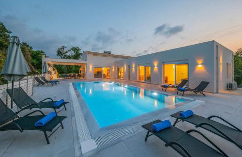 Villa Ami, Roda, Corfu: 10 guests, heated pool, private mini golf, pool table & more!! - Foto 27