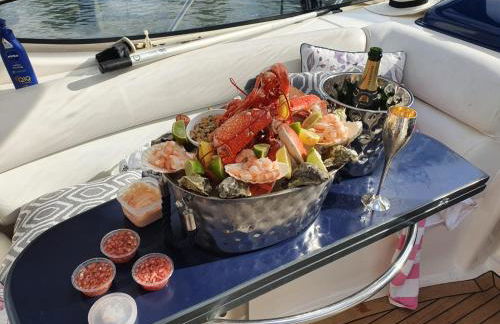 ENTIRE LUXURY yacht 70sqm Oyster Fund - Quiet and relaxing - 2 double bedrooms both en-suite - HEATING - sleeps up to 4 people - moored on our Private Island - nearby LEGOLAND THORPE PARK ASCOT RACES WENTWORTH LONDON Lapland UK -NO Parties - - Foto 23