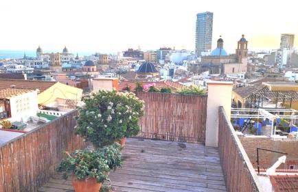 The Alicante Old Town artist workshop, Impressive rooftop, terrace with amazing city views and sea views, BBQ, Air conditioner, Wifi - Foto 7
