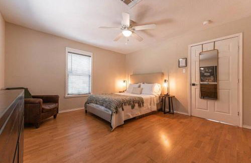 Escape to a Restored 1920s East Waco Bungalow - Photo 14