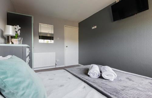 Clicketts - 3-Bedroom, Full Entire House, Sleeps 6 guests, Free wifi, Street Parking, Smart TV, Basildon, Essex London - Foto 12