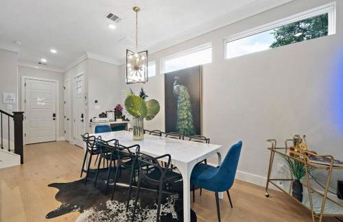 Black House - Downtown Elegance with HotTub and King Beds - Foto 12