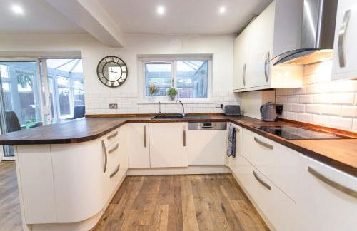 Elegant 5-Bed Home, Families & Friends, Sleeps 6, Parking, Free Wi-Fi - Foto 2