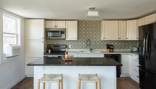 Rustic Luxe Creekside Retreat with Hot Tub and Fire Pit, Minutes From Hudson - Foto 3