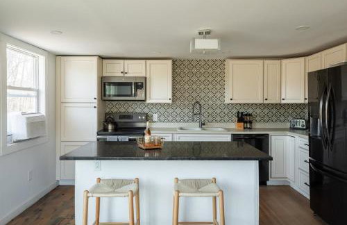 Rustic Luxe Creekside Retreat with Hot Tub and Fire Pit, Minutes From Hudson - Foto 3