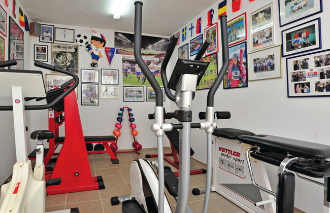 Spacious Prgomet Retreat With Private Pool, Fitness Centre, and Garden - Foto 39