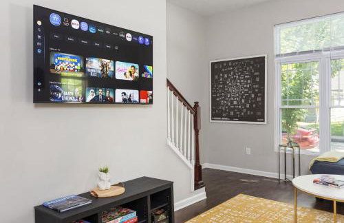 Chic 3BR Home with Fire Pit-Private Yard-Family Friendly - Foto 11