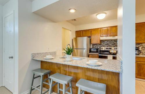 Home with Fenced Yard Near Dtwn Rogers! - Foto 6