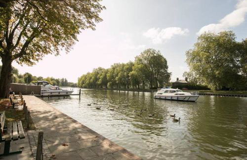 Gorgeous House near Windsor & River Thames - Photo 9