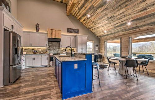 Upscale Riverfront Home with Beach and Fire Pit! - Foto 8