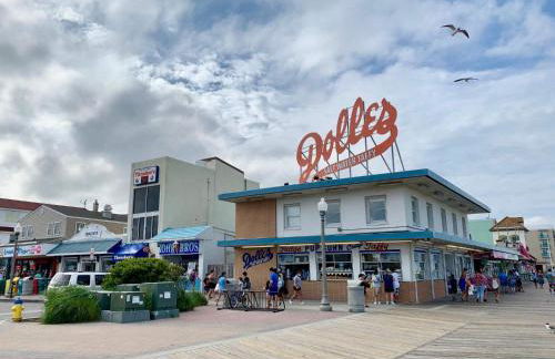 Modern and Comfy-2BR 2BA with pool access - ground floor, Near Outlets & Beaches - Foto 44