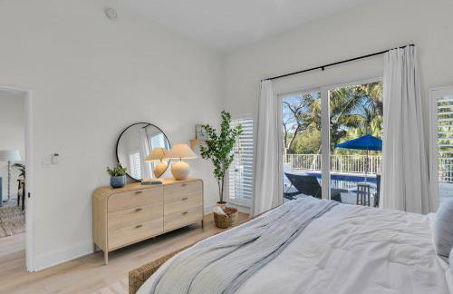 NEW LISTING! Reel Joy Waterfront Luxe with Pool and Private Dock home - Foto 12