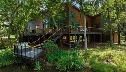 LUX Treehouse on Private Lake next to Lake Conroe with Game room, Paddleboards, Lake Views, and more! - Foto 5