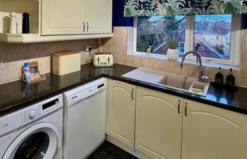 Cherry Blossom Apartment - 3 bed, parking, garden - Photo 17