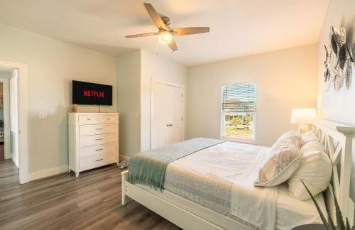 Noisywaves - Beachfront Paradise with Hot Tub, Yard, and Game Room - Foto 34