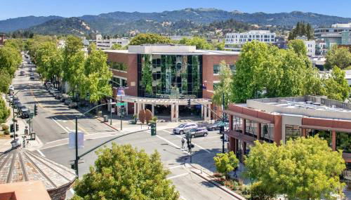 Downtown-King Bed-ADA Elevator-In Unit Laundry - Foto 3