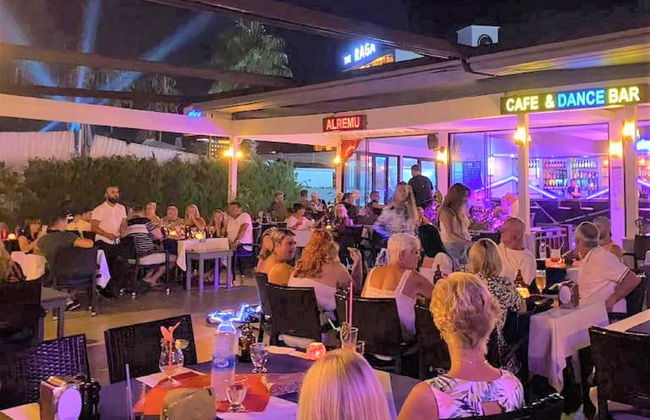 Beach Front Apartment Close to Centre of Side With all you Desire Sleeps up to 4 - Photo 19