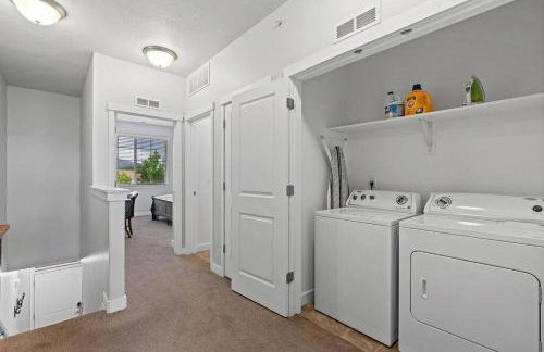 Spacious 2-Story, Pet&Fam Friendly, WFH, Gym&Pool - Foto 47