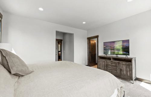 Snowghost Den-Luxury Ski In Ski Out Home Sleeps 9 with 3 Bedrooms 2 and a half Bathrooms and Private Hot Tub - Foto 19