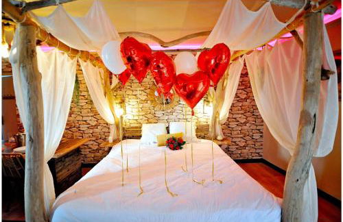 Duplex Safari jusqu'à 4 personnes, Spa XXL, day use, 5 min centre ville, cinéma, cascade et lit sous les arbres - Foto 2