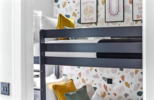 The Ultimate Hangout 4BR Modern House with Garden - Photo 6