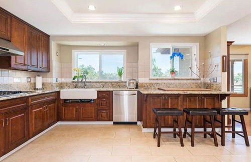 Majestic 5BR Villa with Guesthouse, Pool & Spa - Foto 49