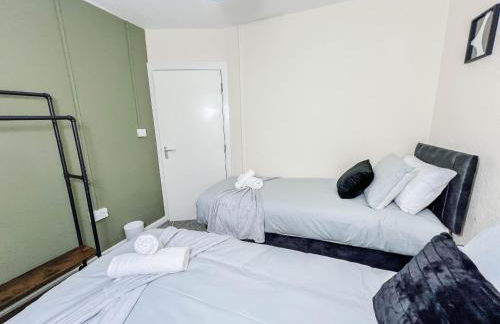 3 Bedroom House - Free Parking-Hospital-Contractors-Families - Long Stay Rates Available - Photo 19