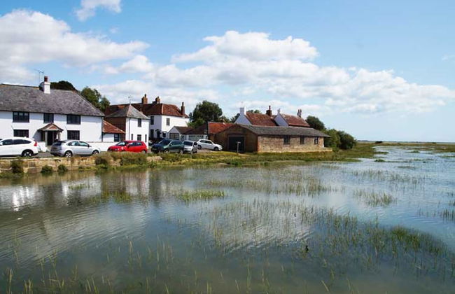 Romantic Countryside Lodge With Hot Tub - Photo 27
