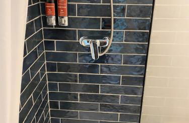 Tiny home in Grade 1 listed church garden - Photo 12