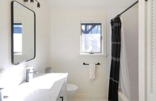 Modern Hideaway with Deck and State Forest Access - Foto 24