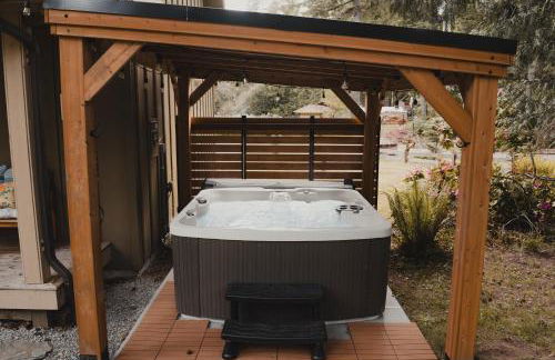 Cabin Minutes to Mt Rainier - EV, HotTub, 2 Queen and Twin - Photo 37