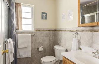 Newark Gem Pearl 3BR, 2BA - Sleeps 10 - Walk to Prudential Center and Newark Penn Station, Near EWR and American Dream Mall, includes WiFi - Laundry - Backyard - Gym - Foto 20