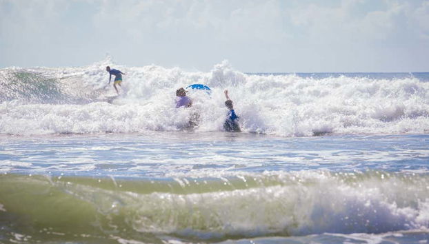 Facendo surf nella spiaggia di Carrizalillo