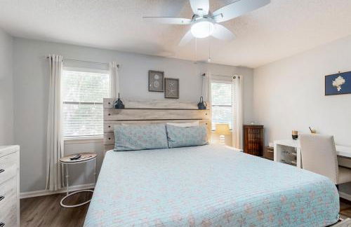 Inviting condo with an outdoor pool, washer/dryer, & AC - near the beach - Foto 11