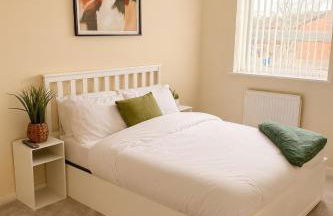 Spacious 3-Bed House with Private Yard - Foto 15