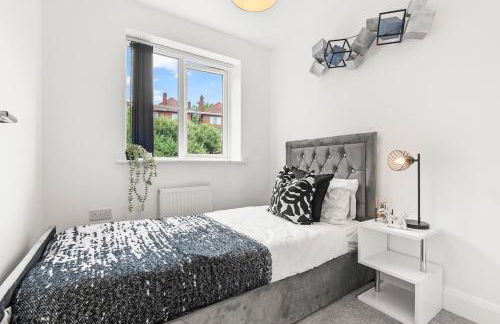 Spacious 3-Bed Home, Parking, Garden, Sleeps 7 - Foto 6