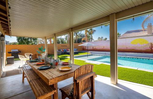 Spacious Yard, Sparkling Pool & Spa, Firepit, 9beds! - Photo 9