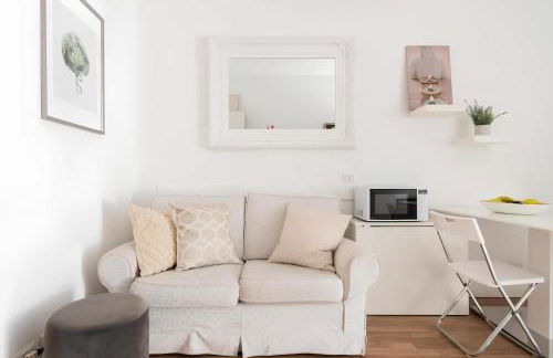 Charming Milanese Apartments - Photo 12