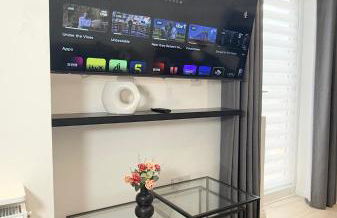 'The Elegant Comfort' - A Stunning Luxury 2-Bed Flat with Private Garden & Patio - Free Parking - Photo 36