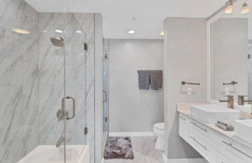 Modern 3 bedroom condo in downtown w free parking - Foto 24