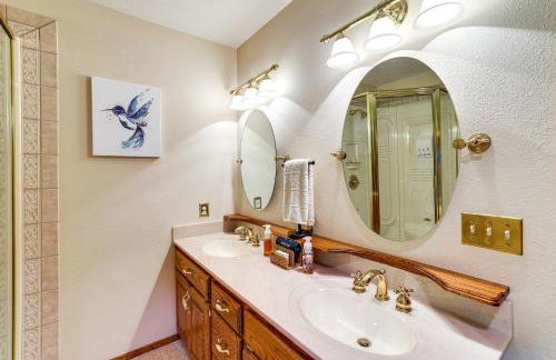 Just a Cast Away Cassville Cabin with Covered Deck - Foto 12