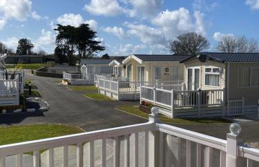 Mollys Retreat pet friendly three bed caravan with small garden Newquay Bay Resort Quieter area of park - Foto 3