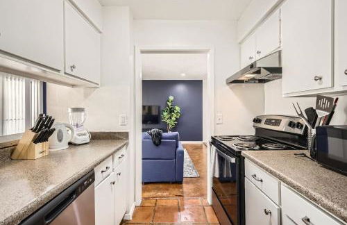 Your Comfy King Suite Getaway - Sleeps 4 - Pool, Prkg - Foto 15