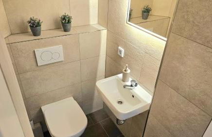 122qm-Apartment - 4 Zimmer I Zentral I Küche I Balkon I Parken I WLAN - Foto 13