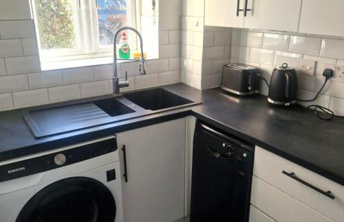 Spacious 3BR Home, 2 Bathrooms, Parking, Rushden - Foto 10