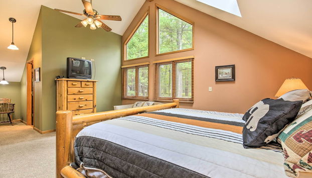 Waterfront Lake Tomahawk Cabin w/ Game Room - Foto 3, Interni